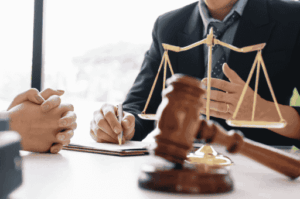 Assistência jurídica gratuita para populações de baixa renda rompe barreiras invisíveis